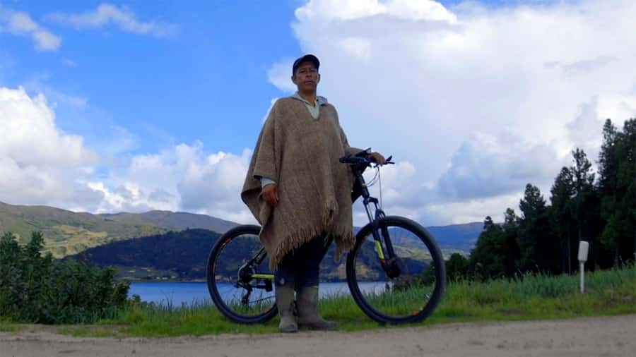 Campesino en páramo en bicicleta - Bicicletas de ruta en Colombia Pasión sobre pedales