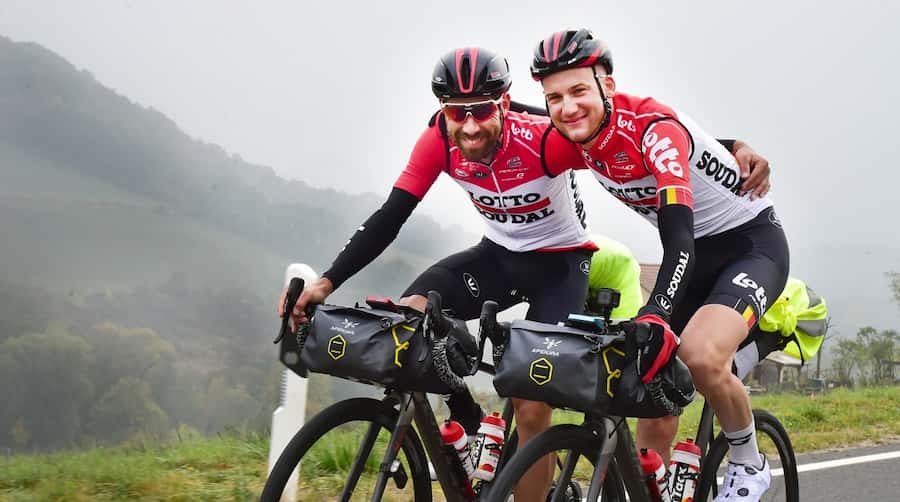 Dos ciclistas del mismo equipo entrenando -