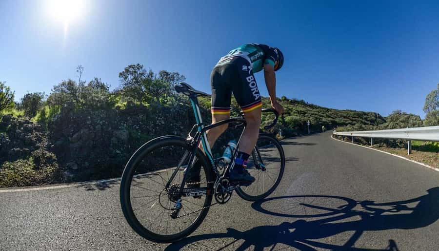 Ciclista entrenando en la carretera -