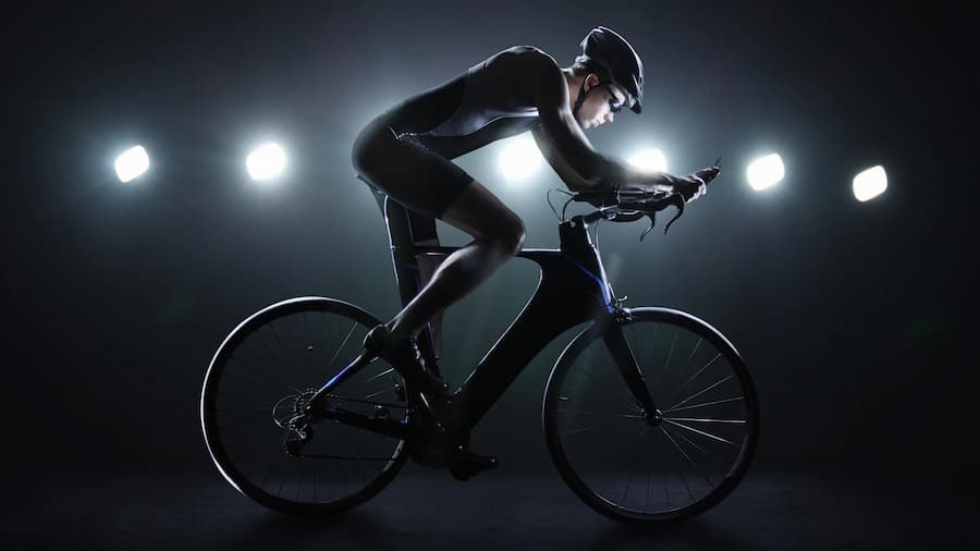 Ciclista entrenando en Casa - Entrenamiento para el Ciclismo de Ruta Consejos para Mejorar tu Resistencia