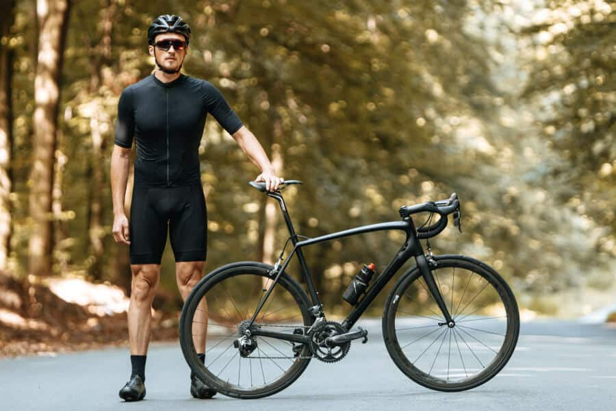 Hombre al lado de su bicicleta de Ruta