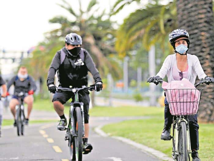 Cicla ruta en Bogotá y 3 participantes- Pedalea hacia la Naturaleza Bogotá y sus Rutas Verdes en Bici
