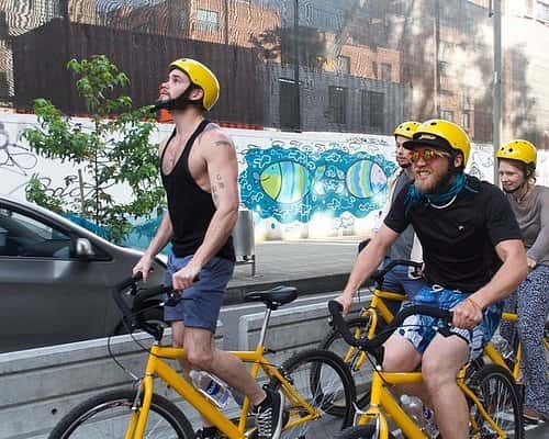 Jóvenes montando bicicleta en Bogotá - Pedaleando por Bogotá el encanto de las bicicletas de ruta